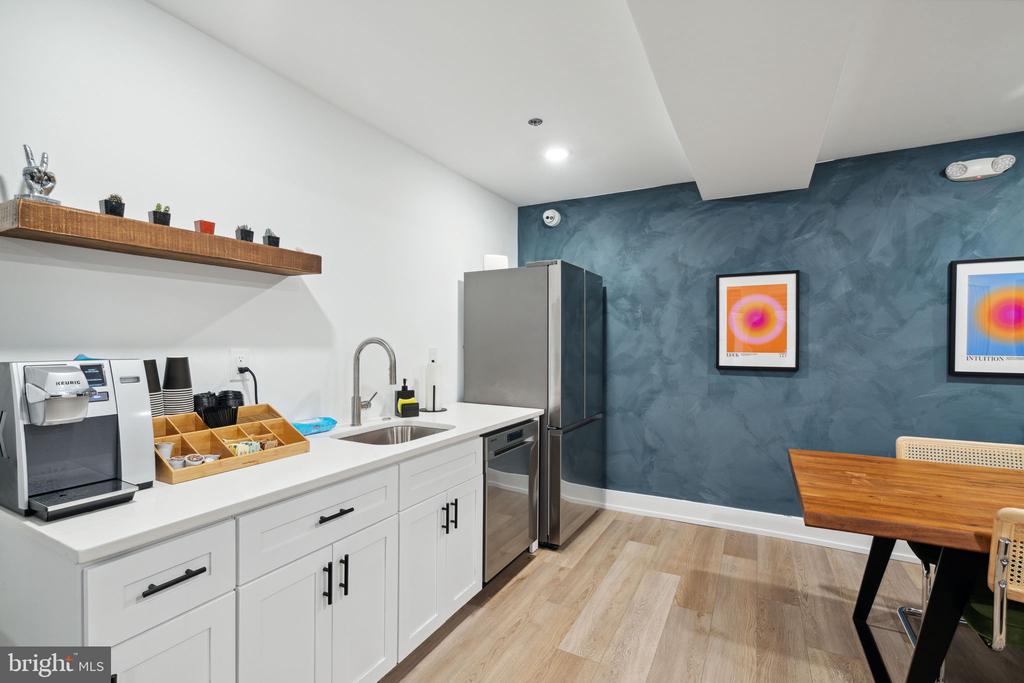 901 LELAND 305