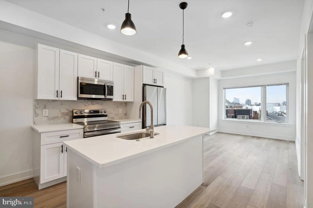 901 LELAND 305
