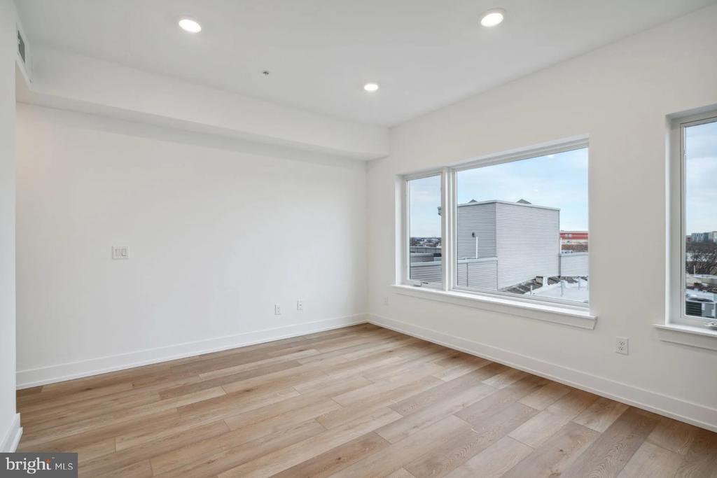 901 LELAND 305