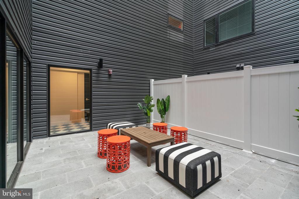 901 LELAND 305
