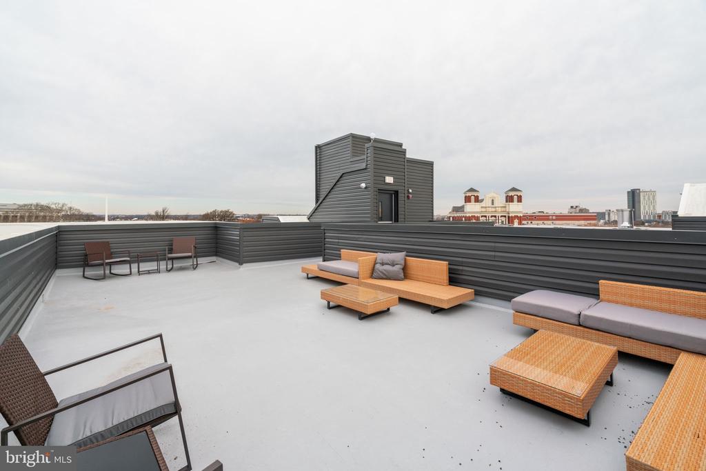 901 LELAND 305