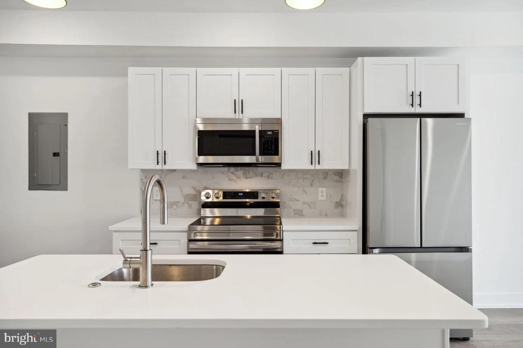 901 LELAND 305
