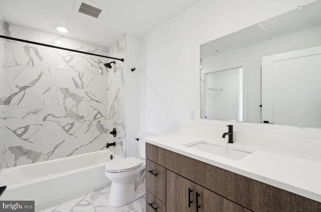 901 LELAND 305