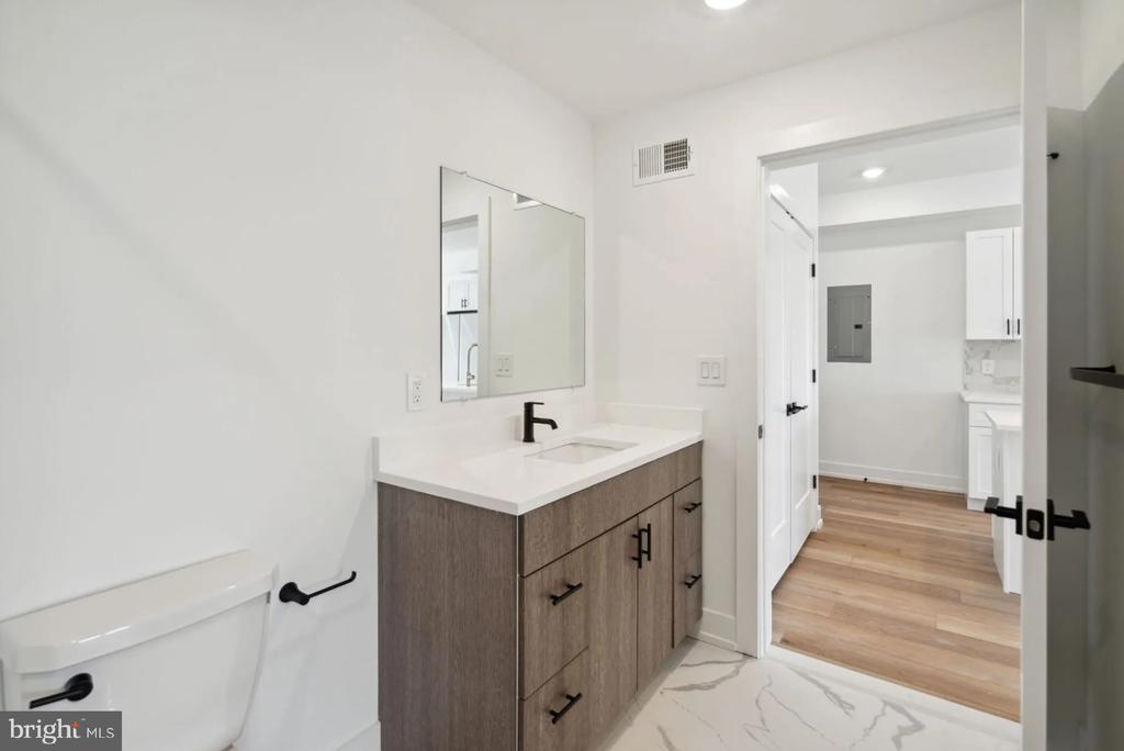901 LELAND 305