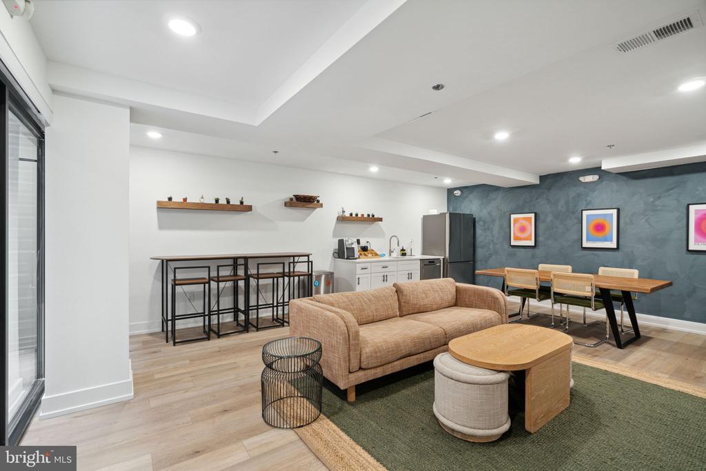 901 LELAND 305