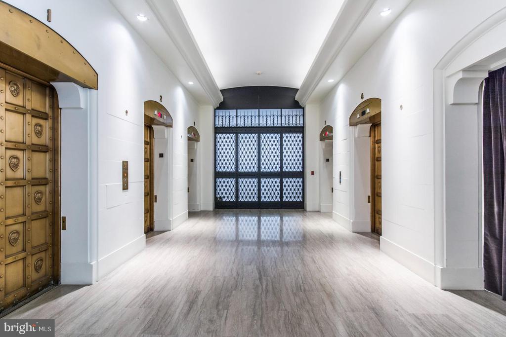 111 S 15TH STREET Unit: 1706