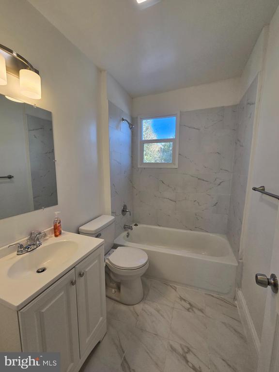 5211 RIDGE AVENUE Unit: 3