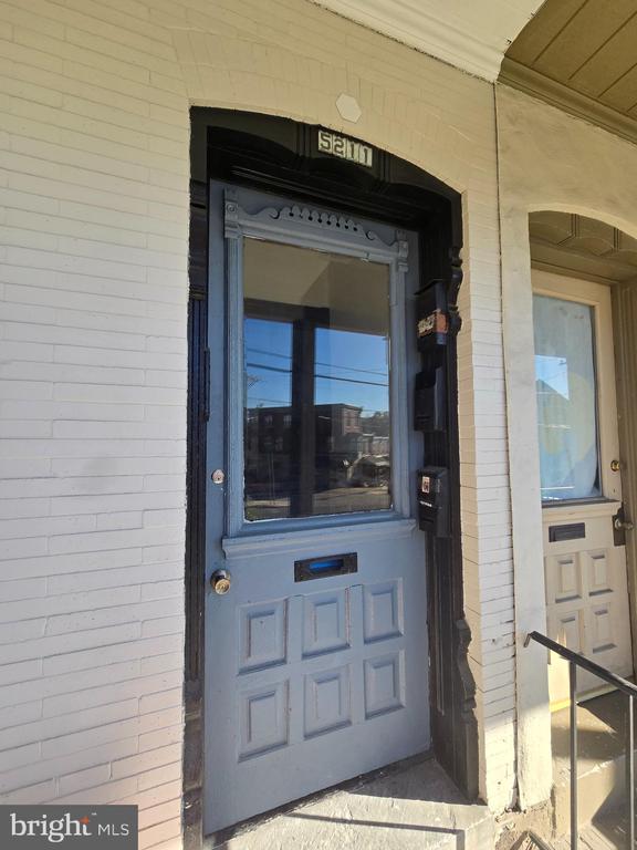 5211 RIDGE AVENUE Unit: 3