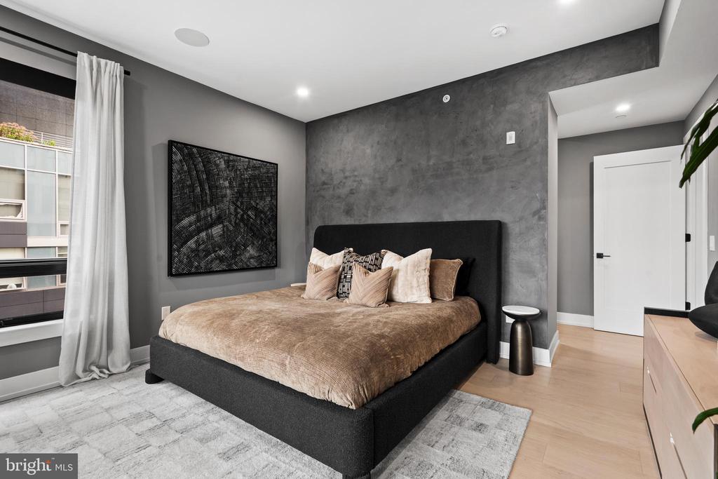160 N 2ND STREET Unit: 301