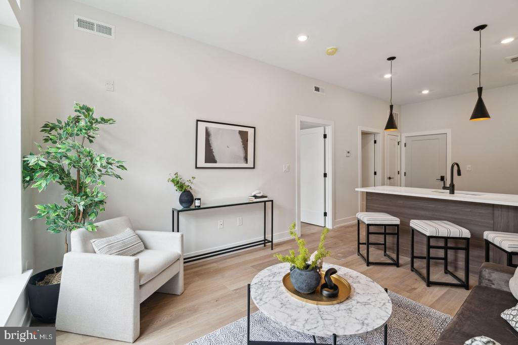 720 W THOMPSON STREET Unit: 604