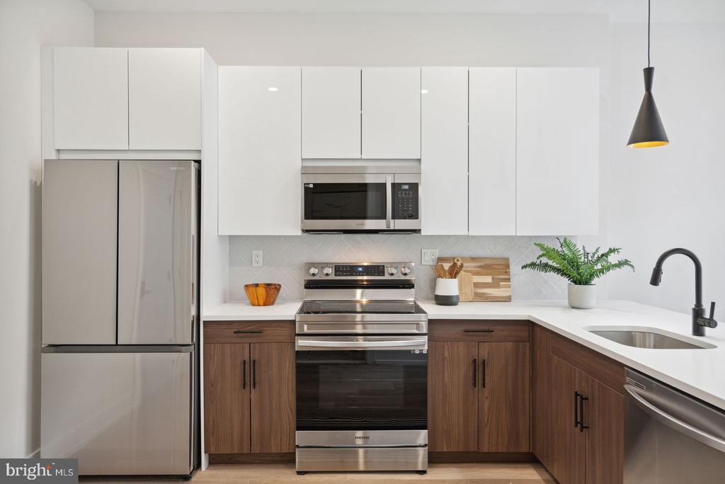 720 W THOMPSON STREET Unit: 604
