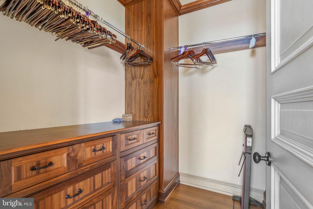 421 CHESTNUT STREET Unit: 401