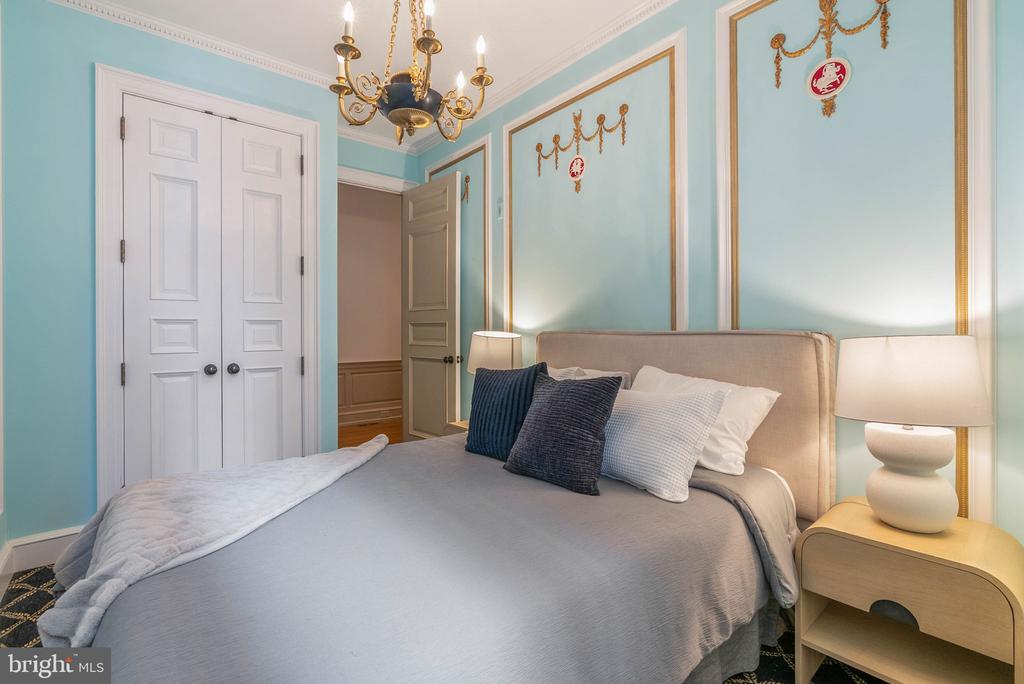 421 CHESTNUT STREET Unit: 401