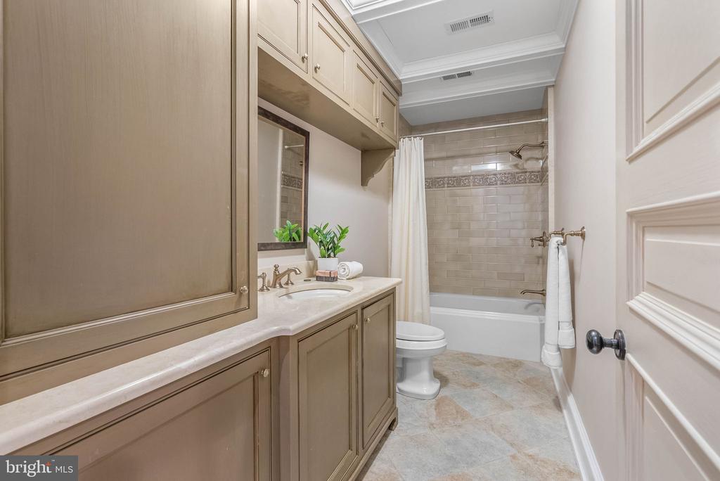 421 CHESTNUT STREET Unit: 401