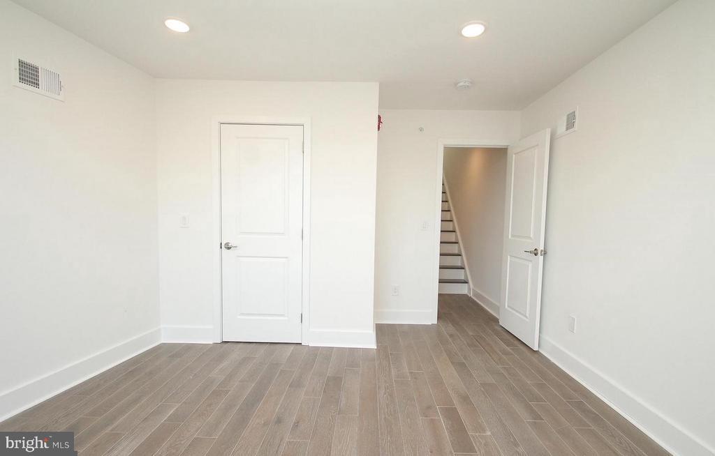 2560 FRANKFORD AVENUE Unit: 3F