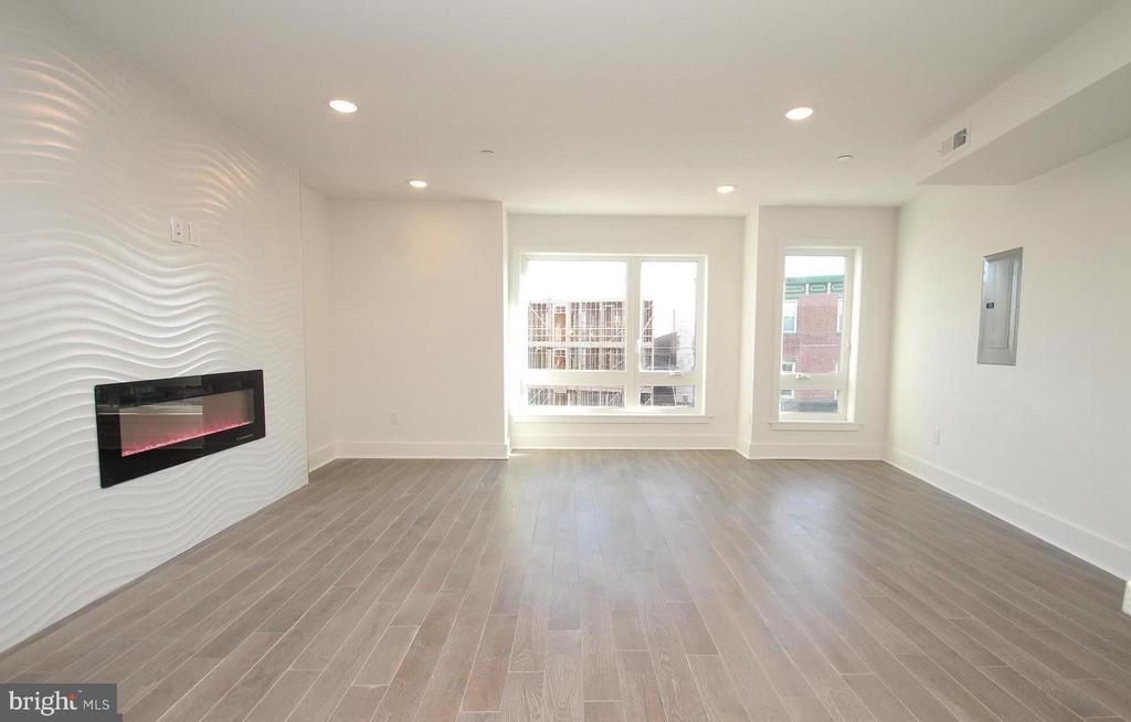 2560 FRANKFORD AVENUE Unit: 3F