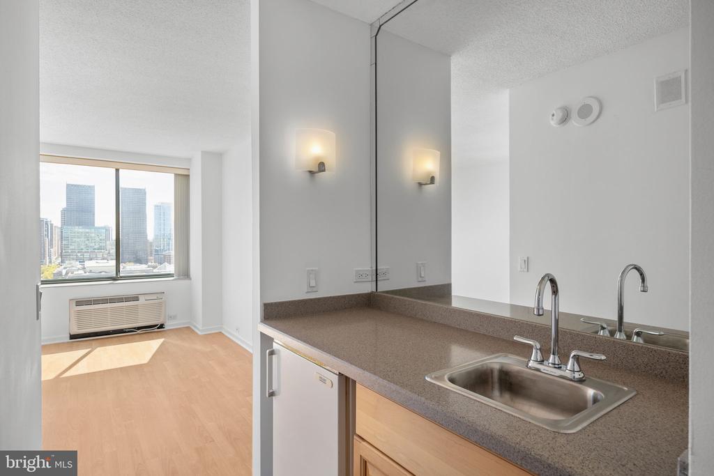 2001 HAMILTON STREET Unit: 2004