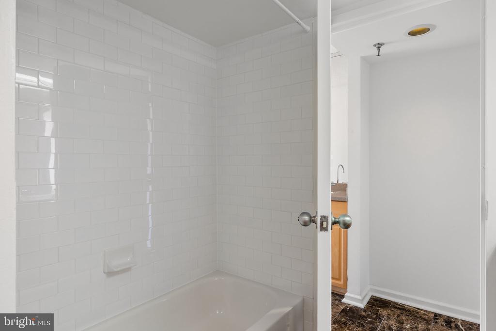 2001 HAMILTON STREET Unit: 2004