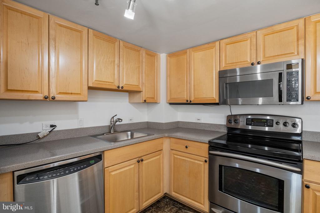 2001 HAMILTON STREET Unit: 2004