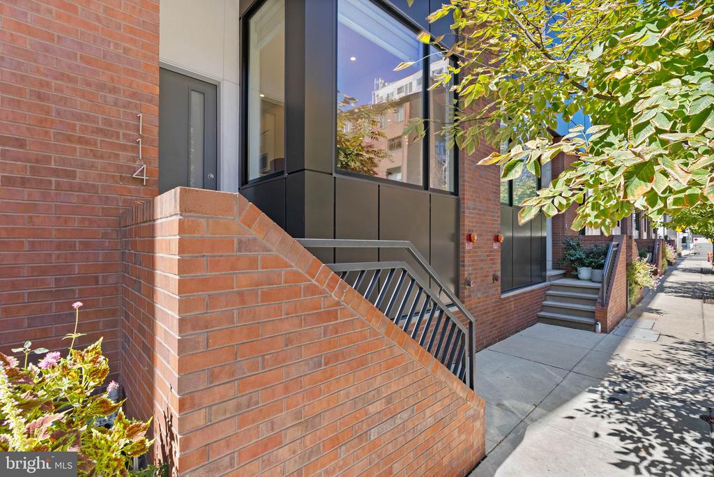 114 N CROSKEY STREET