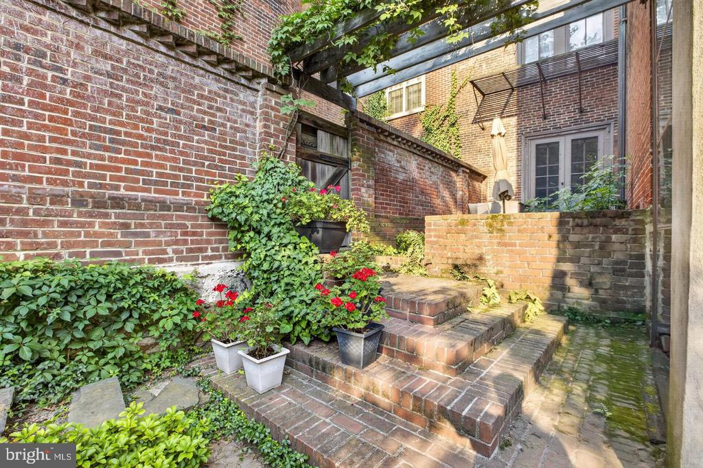 234 S 3RD STREET
