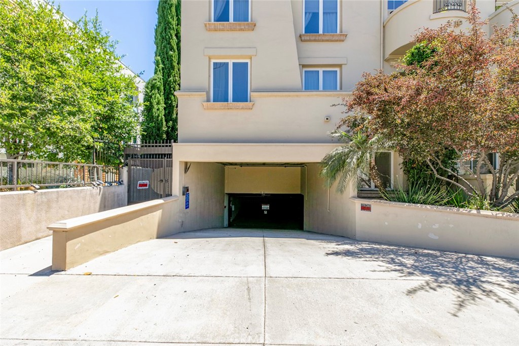 15206 Burbank Boulevard 107