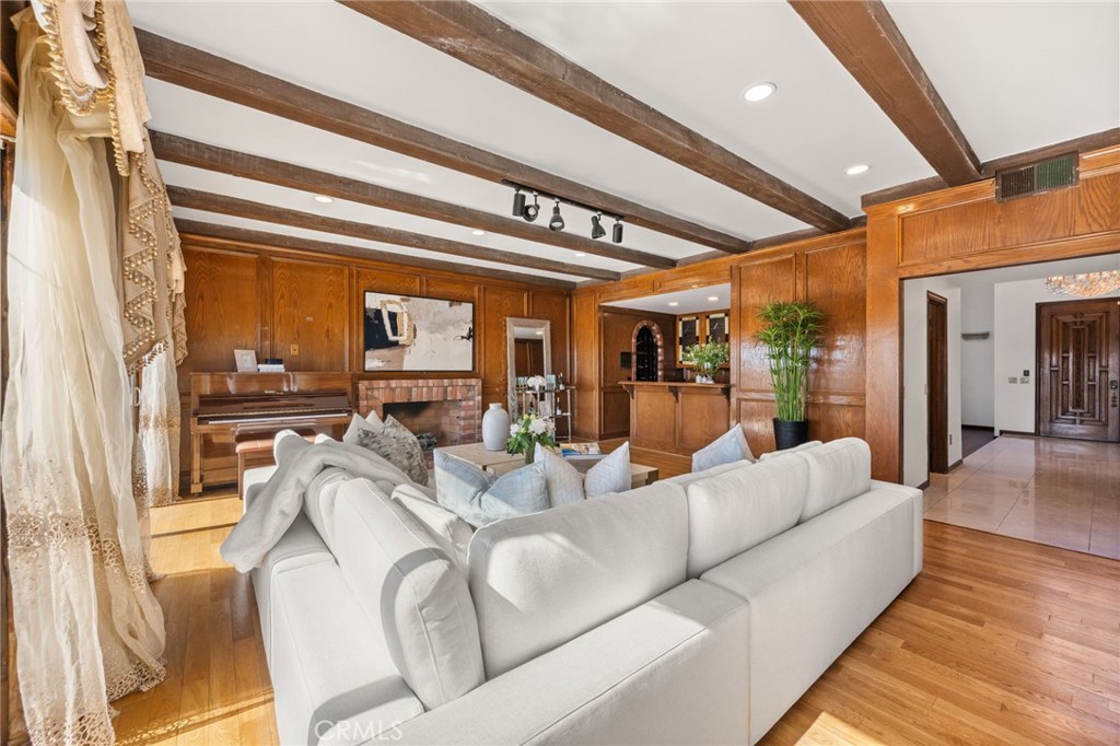 2521 Flintridge Drive