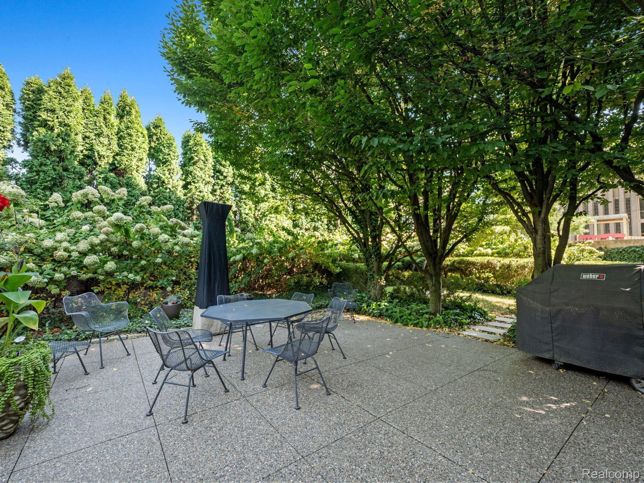 300 WARREN CRT