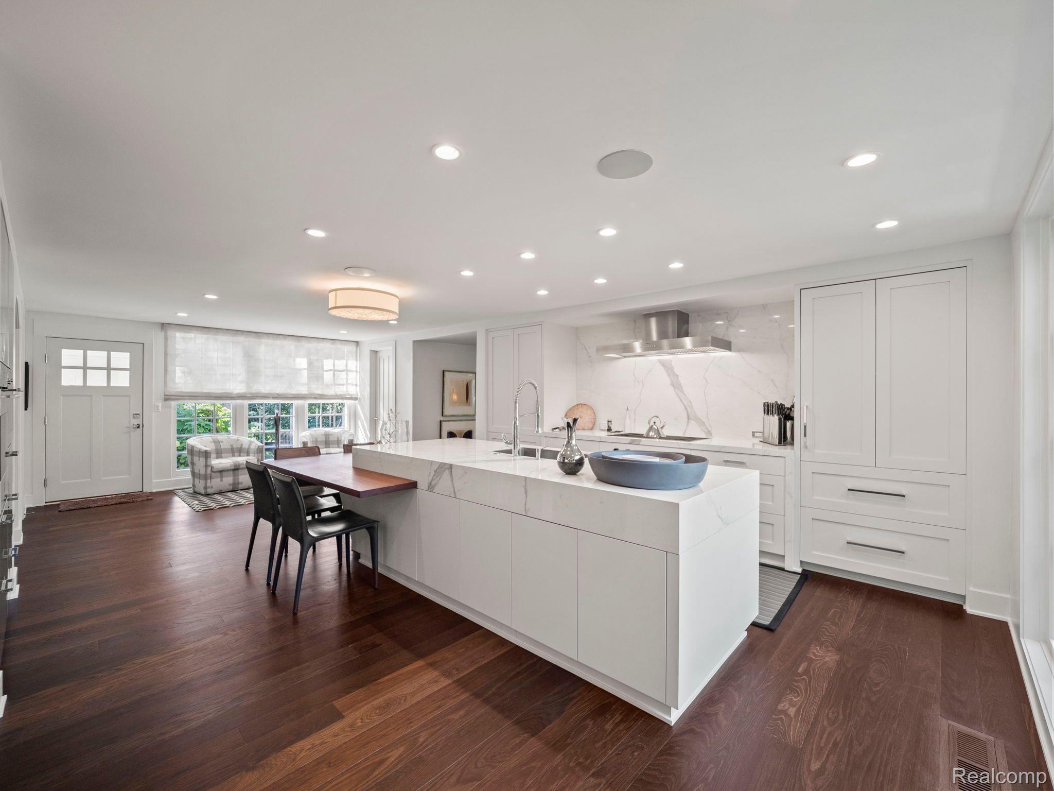 300 WARREN CRT