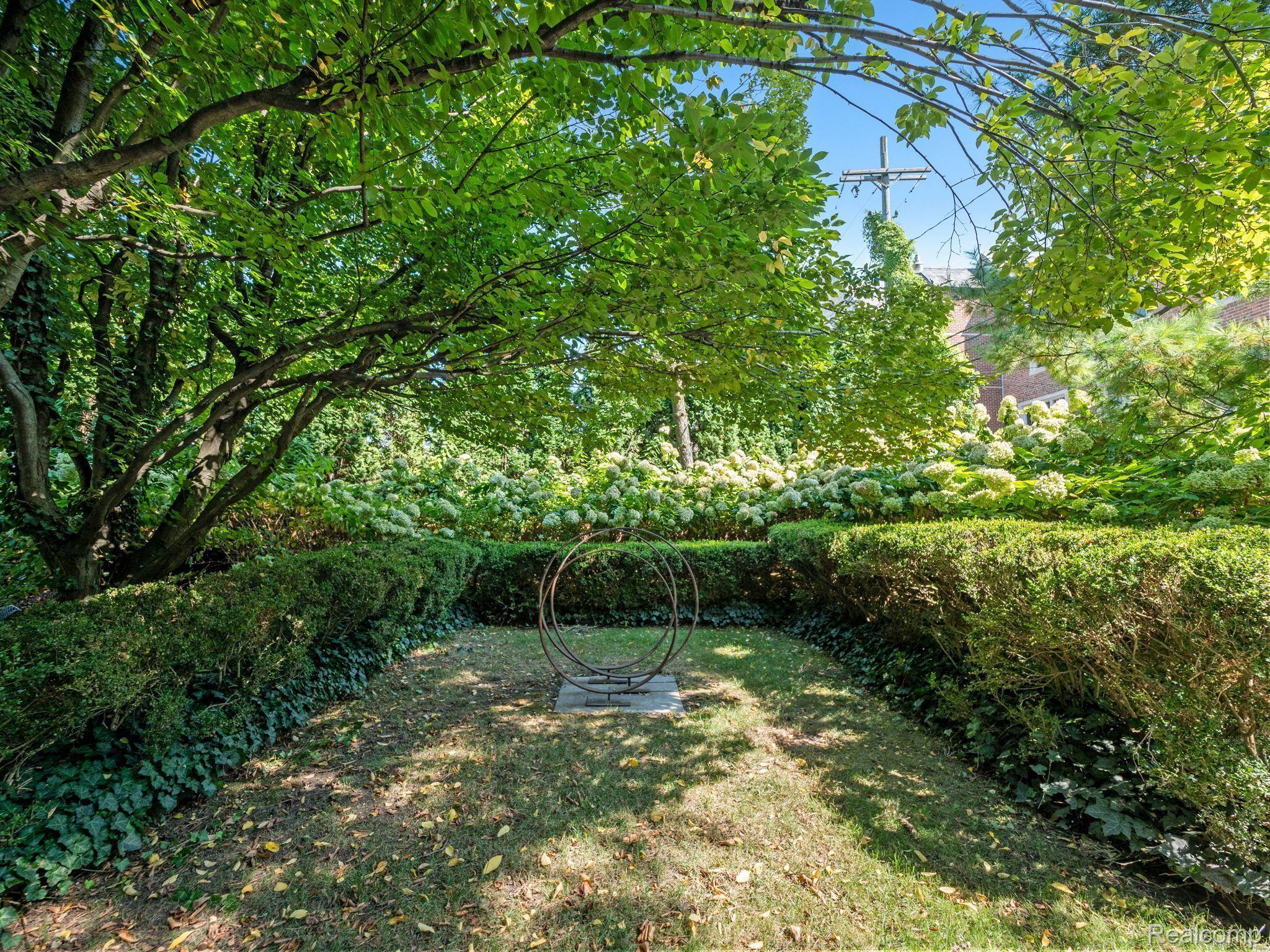 300 WARREN CRT