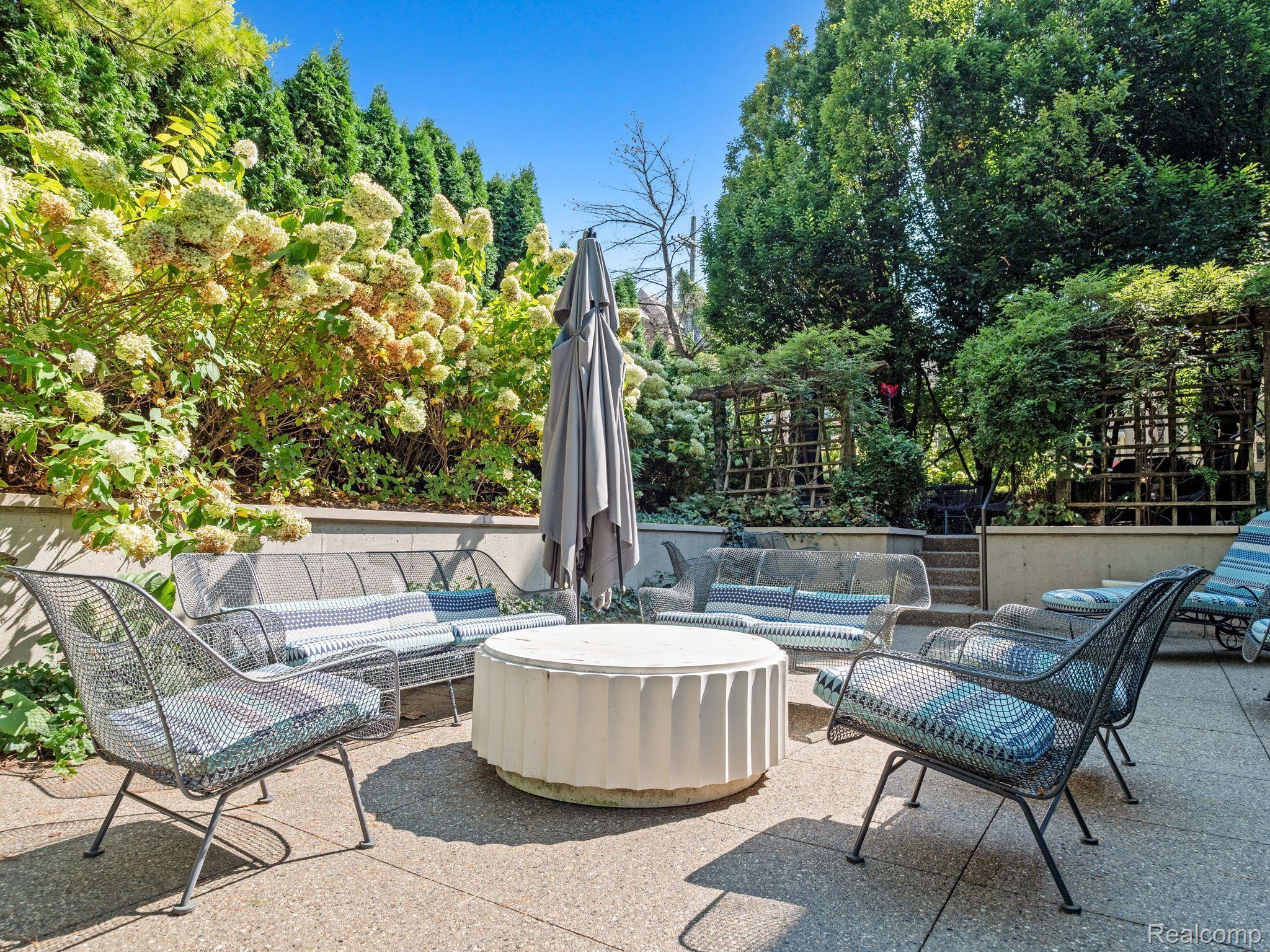 300 WARREN CRT