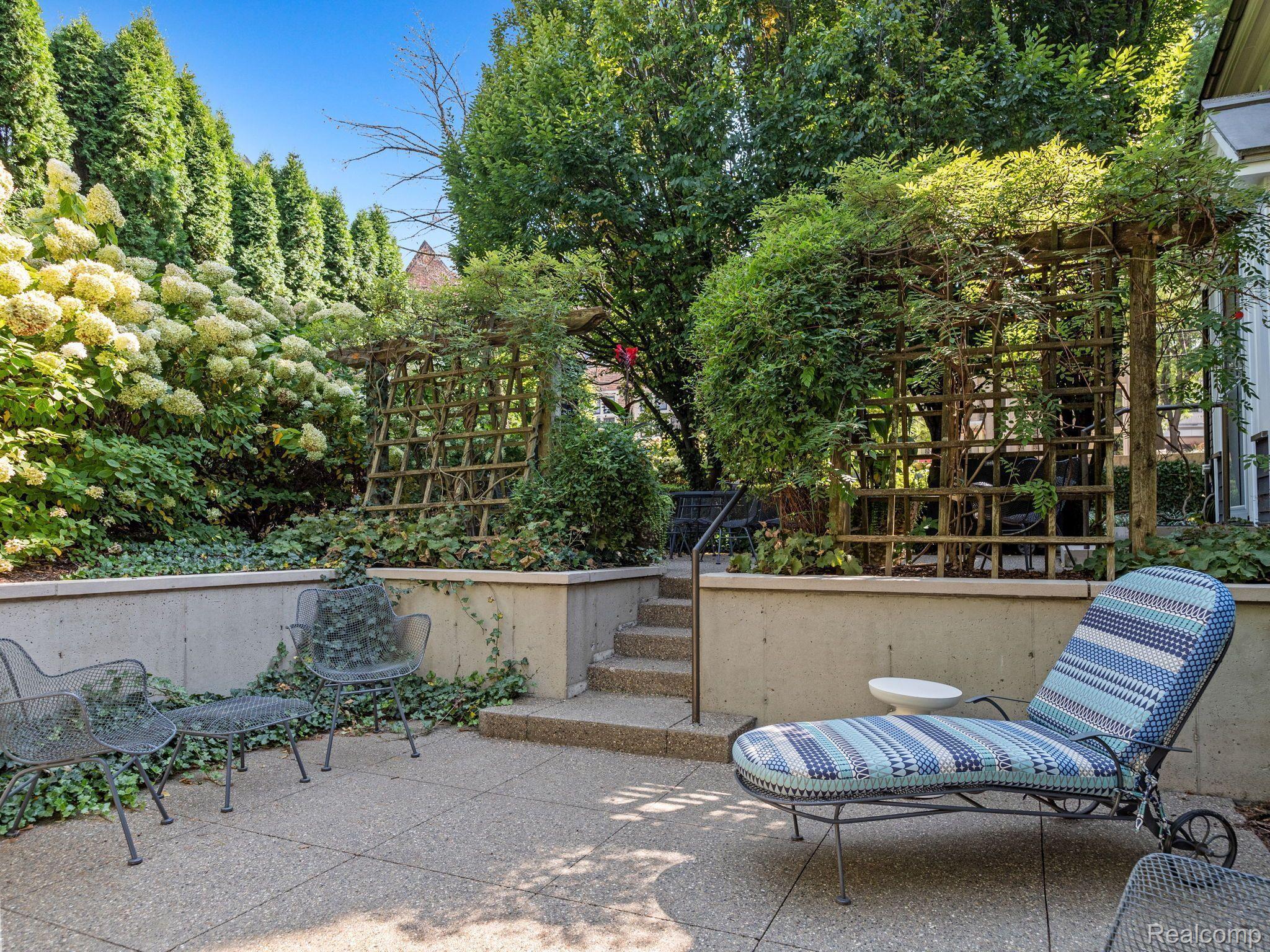 300 WARREN CRT
