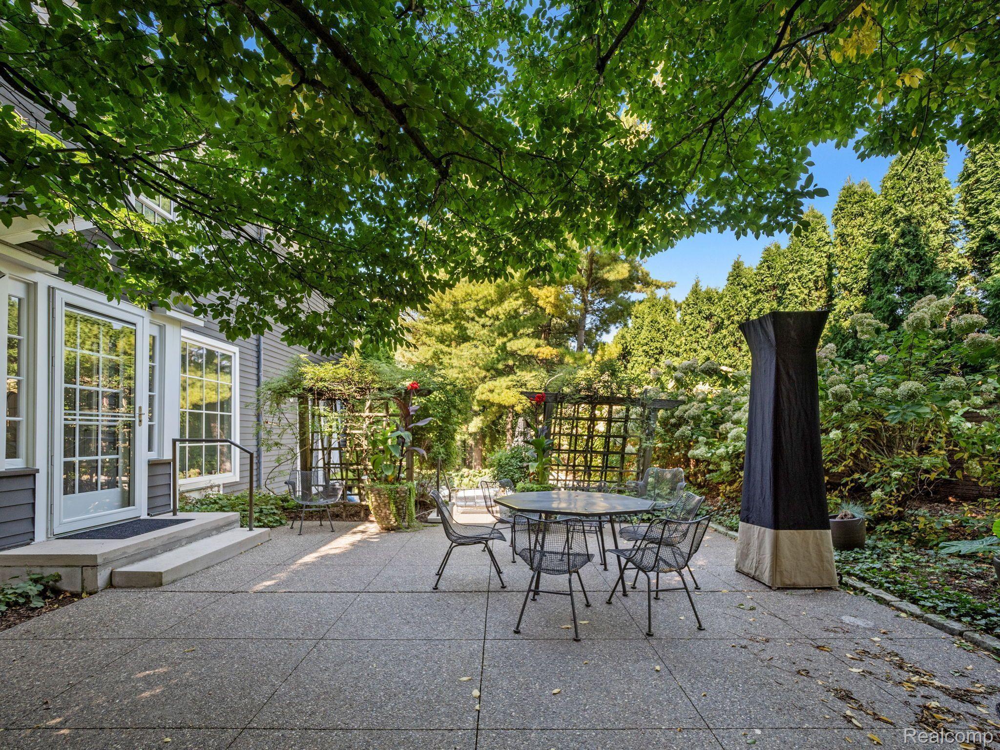 300 WARREN CRT