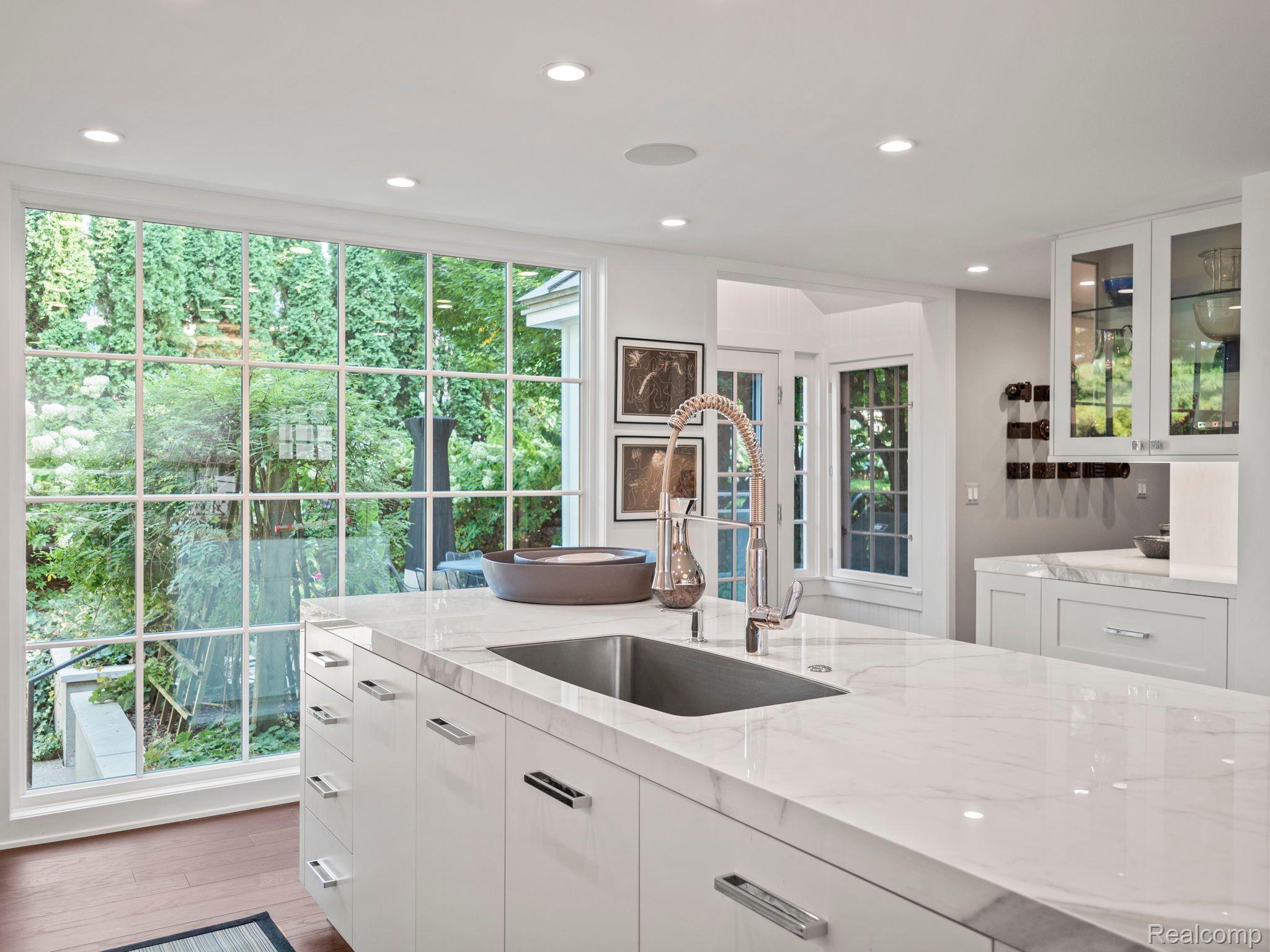 300 WARREN CRT
