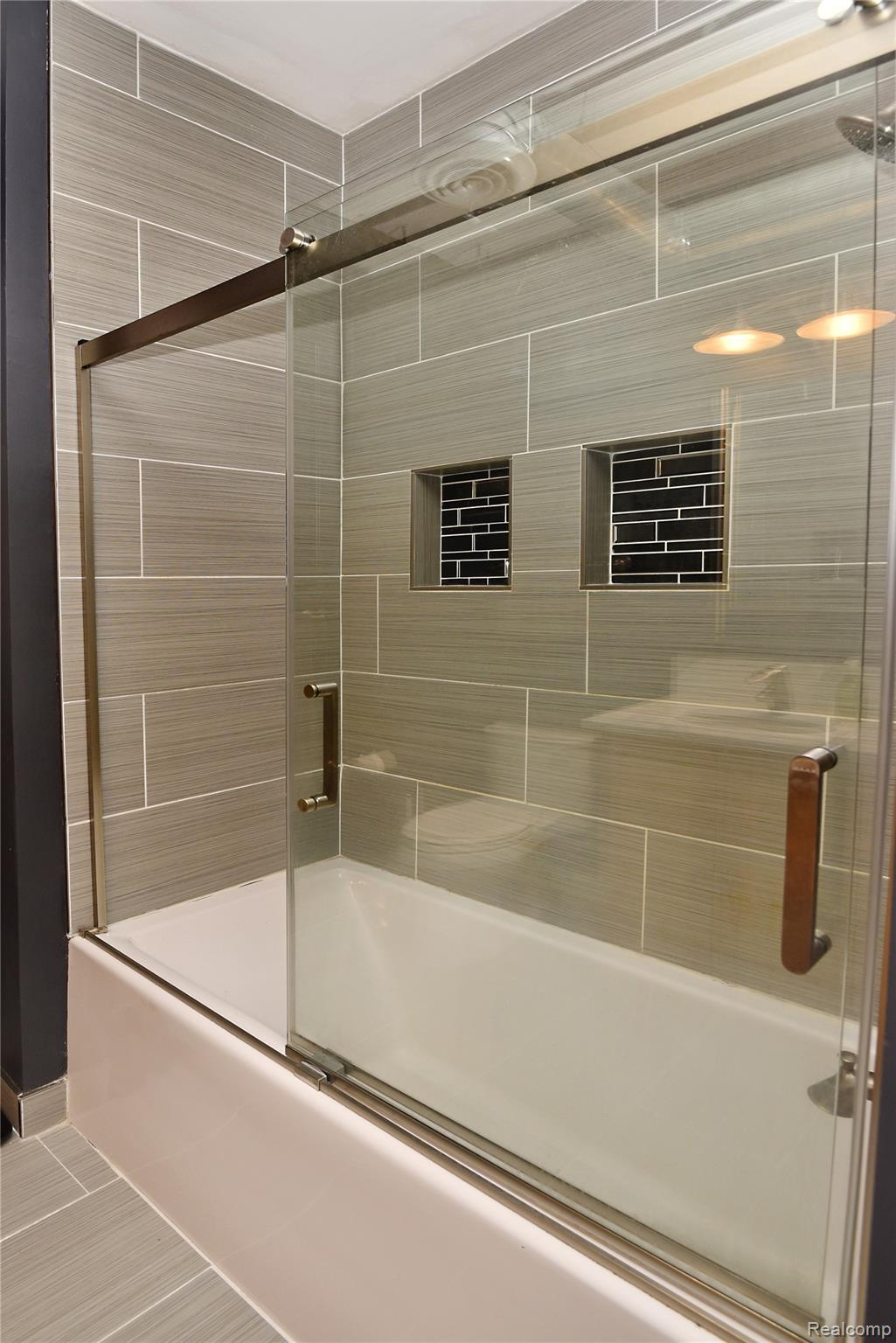 610 S TROY Street Unit: 202