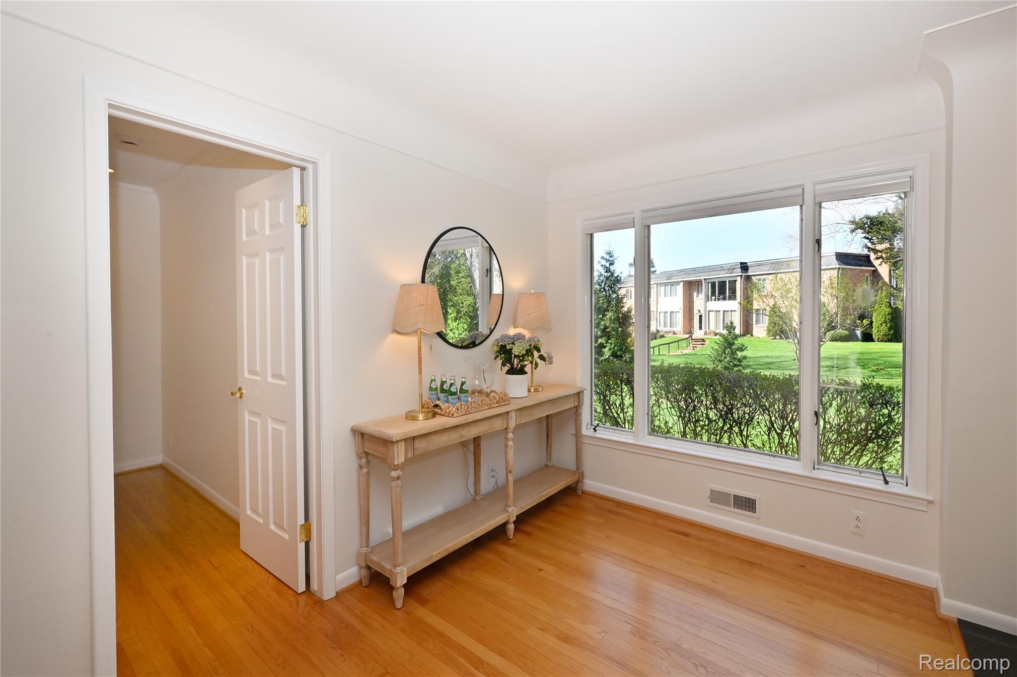 131 E Long Lake Road Unit: 4