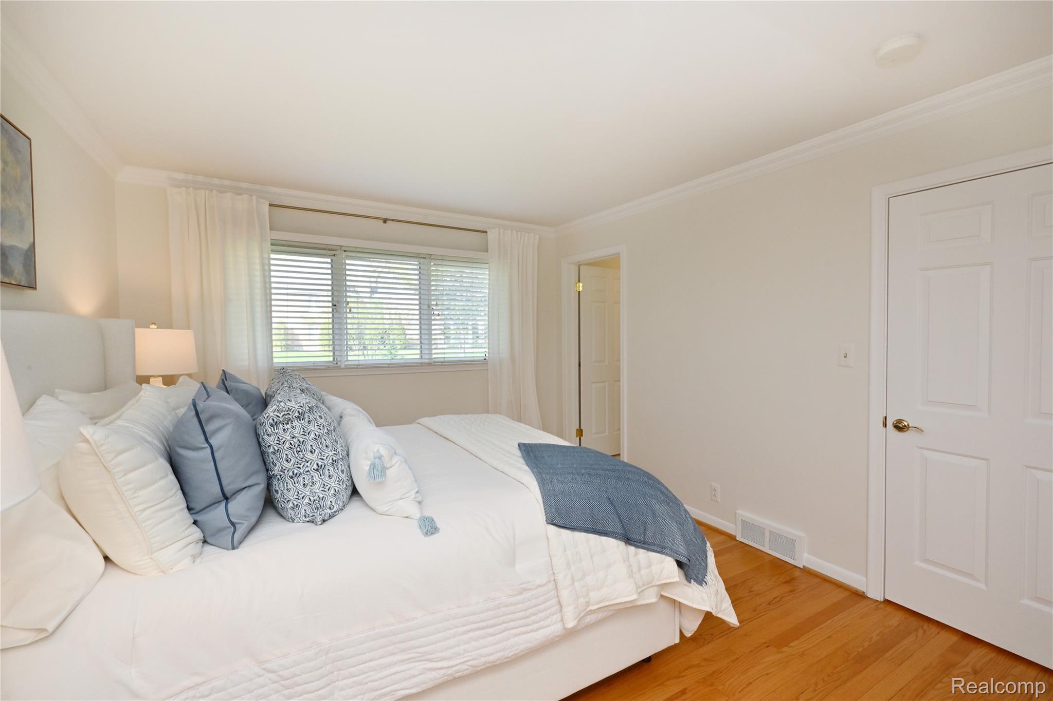 131 E Long Lake Road Unit: 4