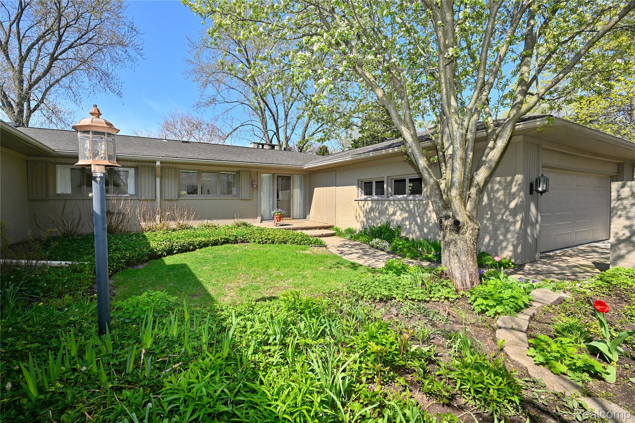 131 E Long Lake Road Unit: 4