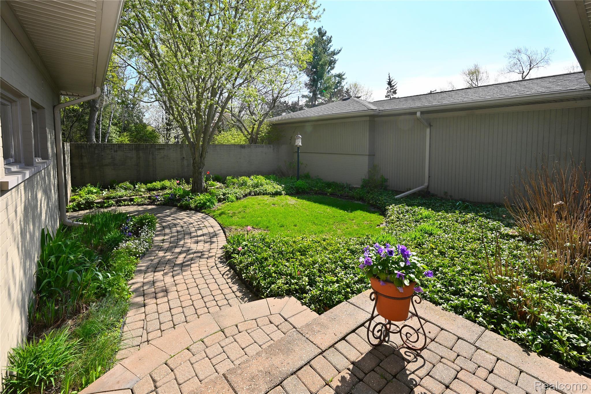 131 E Long Lake Road Unit: 4