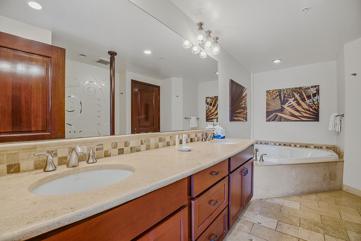 4-820 KUHIO HWY B302