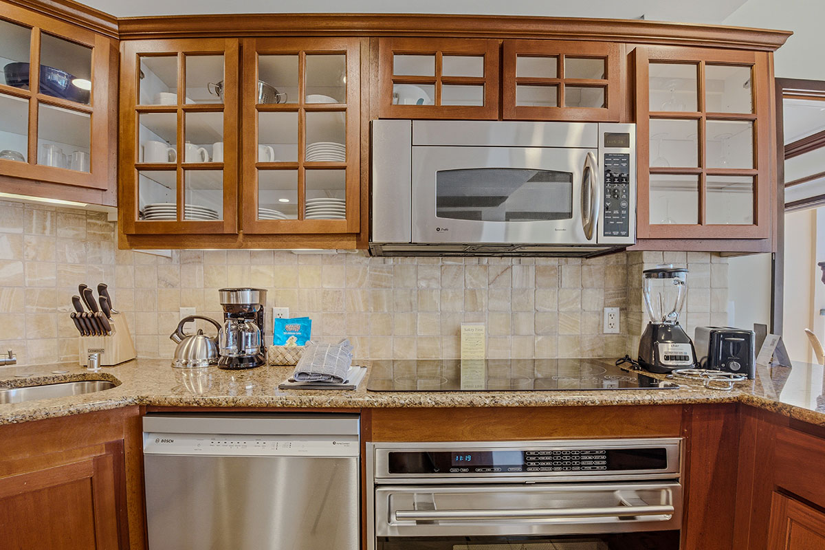 4-820 KUHIO HWY B302