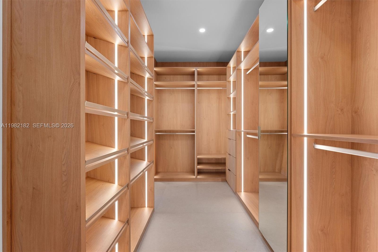 700 NE 24rd St # 5802 Unit: PH-5802