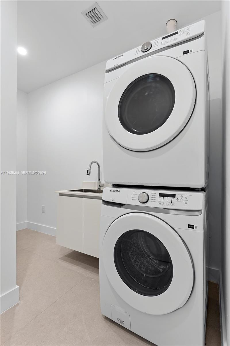 700 NE 24th ST Unit: PH5802