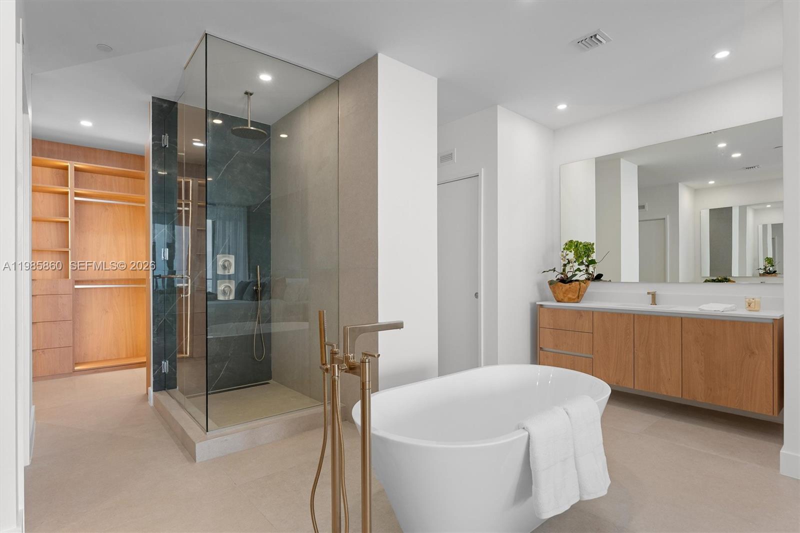 700 NE 24th ST Unit: PH5802