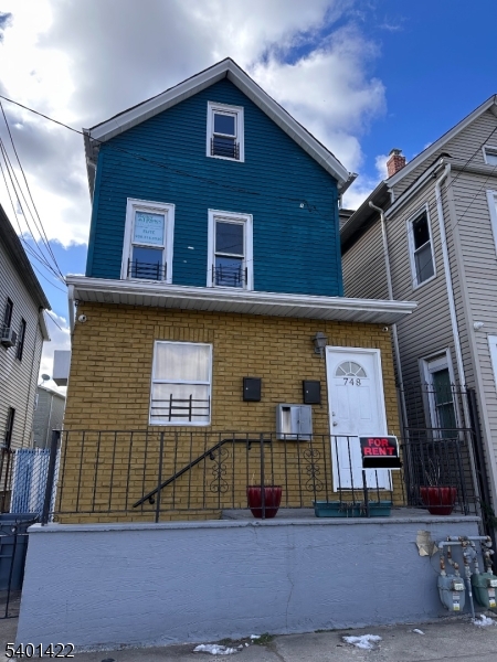 748 Trumbull St 2