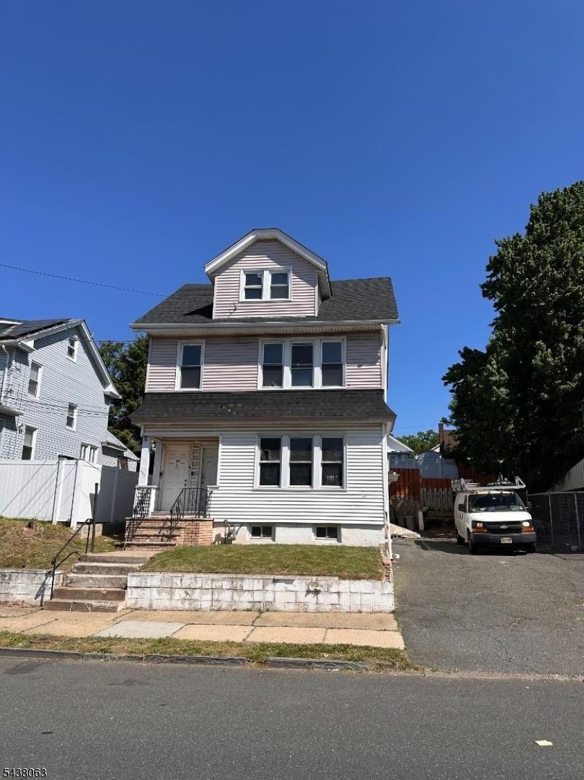 525 Leo St