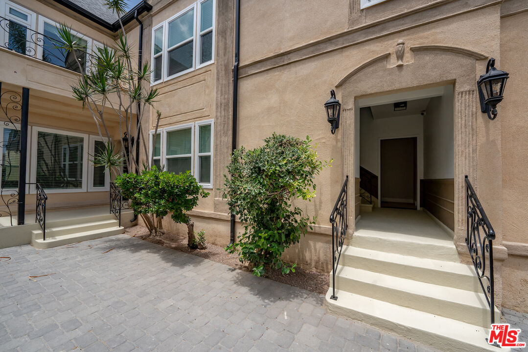 1117 S Wooster St Unit: 1117 1/2