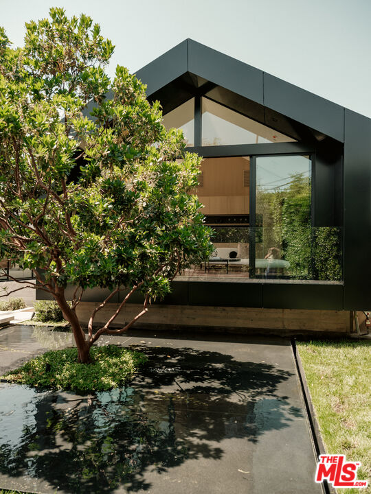 2555 La Mesa Dr