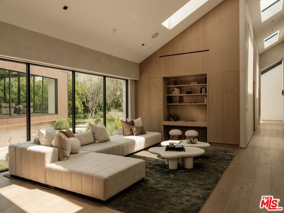 2555 La Mesa Dr
