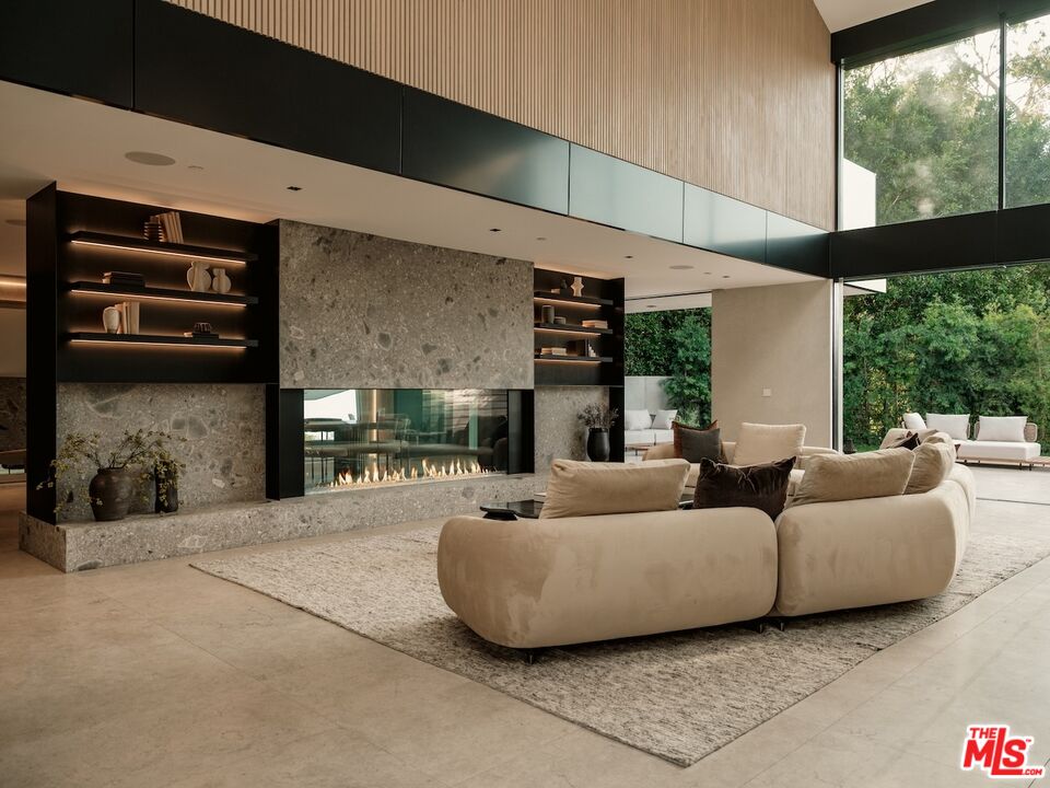 2555 La Mesa Dr